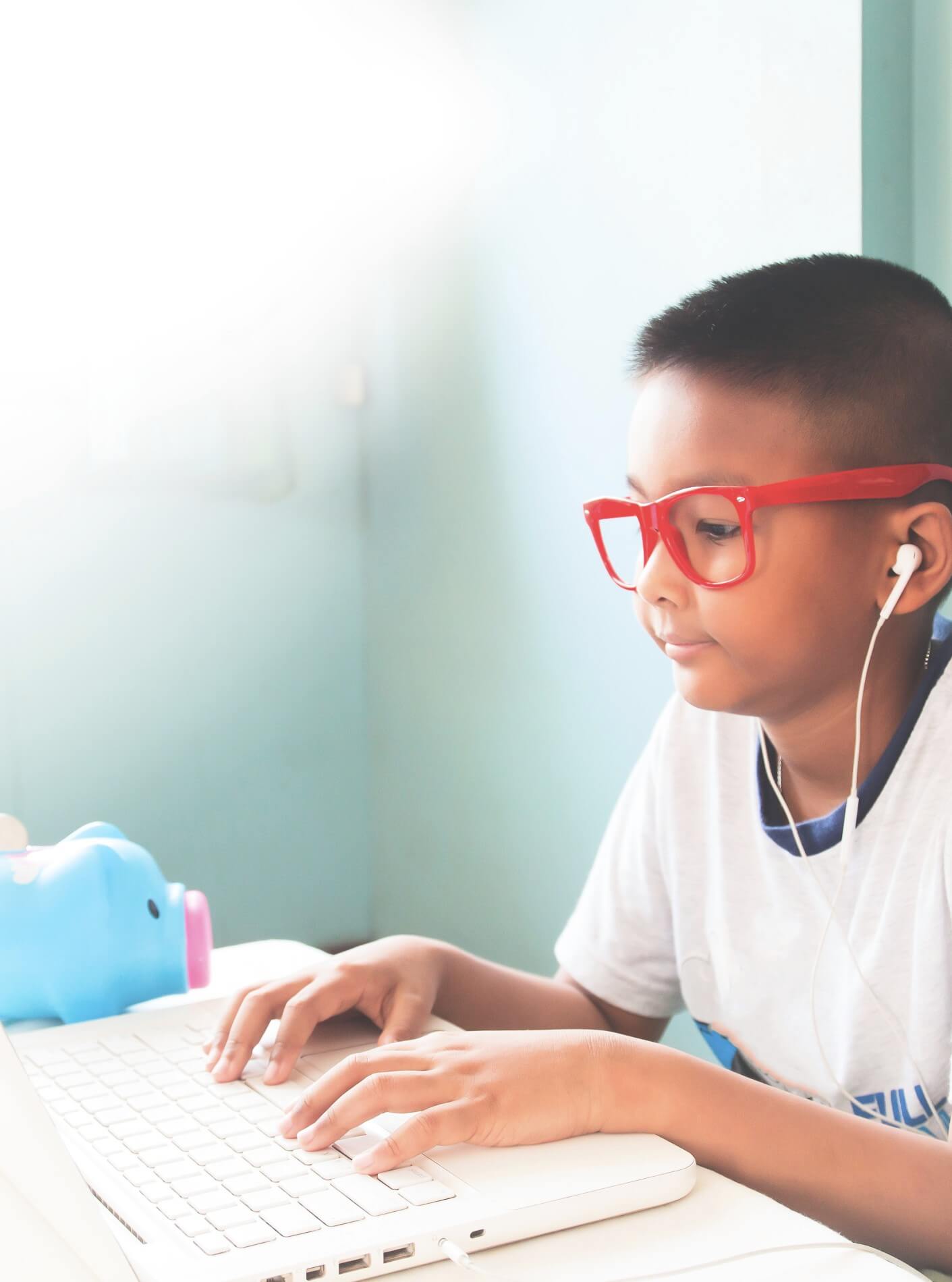 criança estudando no computador (1)